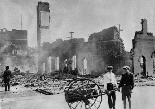 Monroe post-fire 1926. A major fire in 1920 destroyed the Monroe Building and several adjoining buildings in Lakeport, Calif. Photo courtesy of the Lake County Museum. lchistorymonroe1926