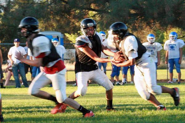 081812kvillescrimmagehandoff