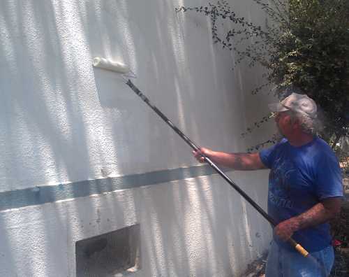 Dave Templeton, a volunteer and board member at the Lucerne Alpine Senior Center in Lucerne, Calif., puts a coat of paint over a large gang graffiti tag on the side of the center on Tuesday, July 2, 2013. Photo by Elizabeth Larson. 070213lascgraffiti