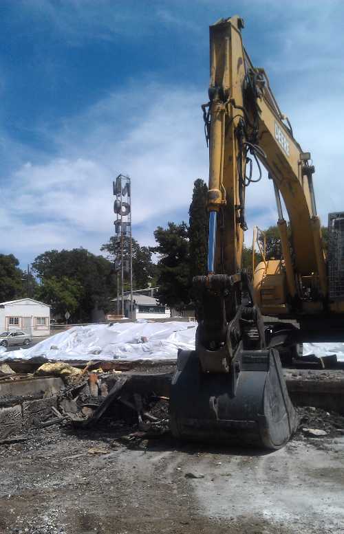 The main Wisedas Resort building in Clearlake, Calif., is being demolished after it was badly damaged in a February 2013 fire, backspace. Photo by Elizabeth Larson. 060113wisedasdemo
