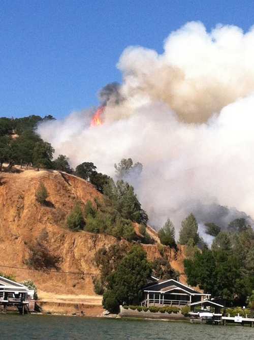 The Lake Fire burned in the hills above Clearlake Park, Calif., on Wednesday, June 5, 2013. Photo by Sheri Salituri-Young. 060513lakefiresalituri