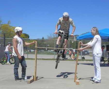 Christian Duty, 16, of Kelseyville, Calif., got the highest jump – 40 inches – at the annual “Andy Day” at the Clearlake Skate Park on Saturday, April 12, 2014, in Clearlake, Calif. Also pictured are Tony Jonscher (left) and Michele Bush. Photo by Denise Rockenstein. 041214dutyskate