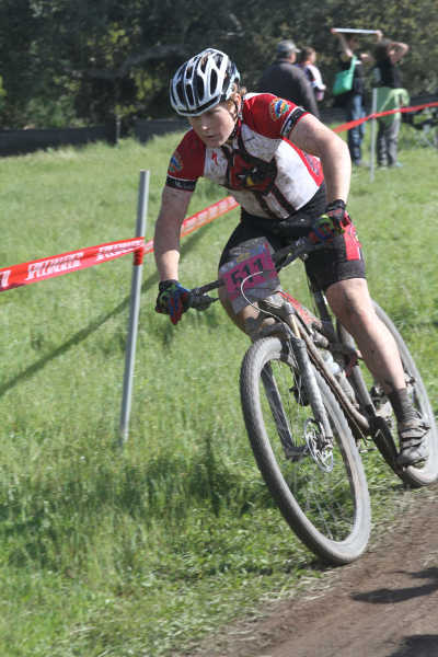Jeffrey Morton battling it out in varsity. Photo courtesy of Tami Cramer. 030616mtnbikemorton