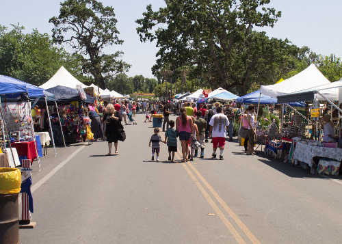 Families strolled through a vendor fair that was part of the Independence Day weekend celebration on Saturday, July 2, 2016, in Clearlake, Calif. Photo by Kurt Jensen/Lake County News. 070216jensenclearlakevendors