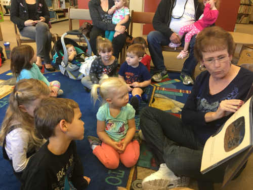 Barbara Green reading to preschoolers during story time at the Lakeport Library in Lakeport, Calif., on Friday, October 21, 2016. Photo courtesy of Deanna Contreras/PG&E. 102116pgeenergyvampires2